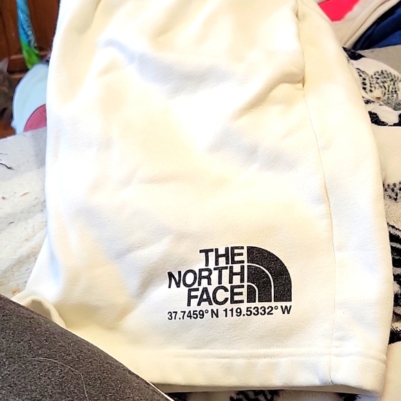White North Face Shorts med - Picture 2 of 2